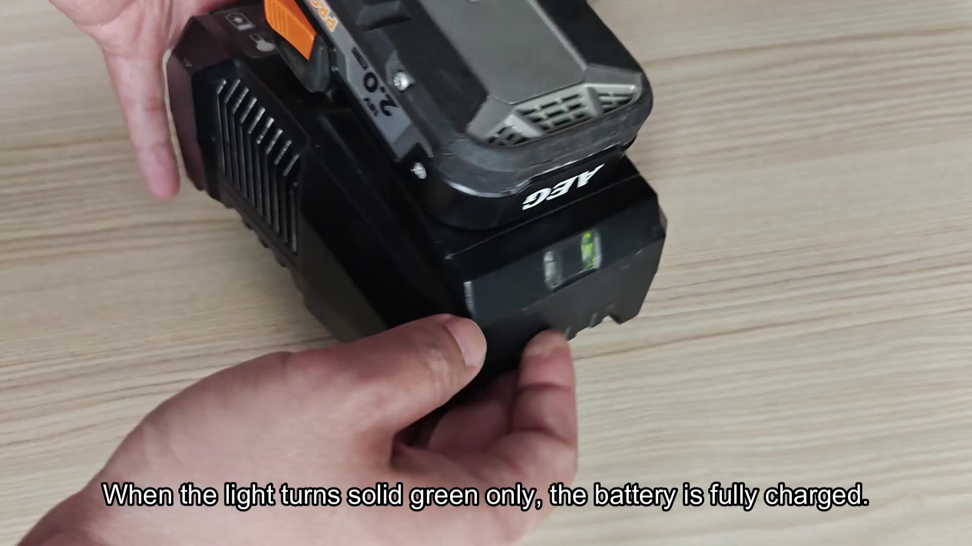 Solid green light indicates the battery is fully charged Solid green light indicates the battery is fully charged