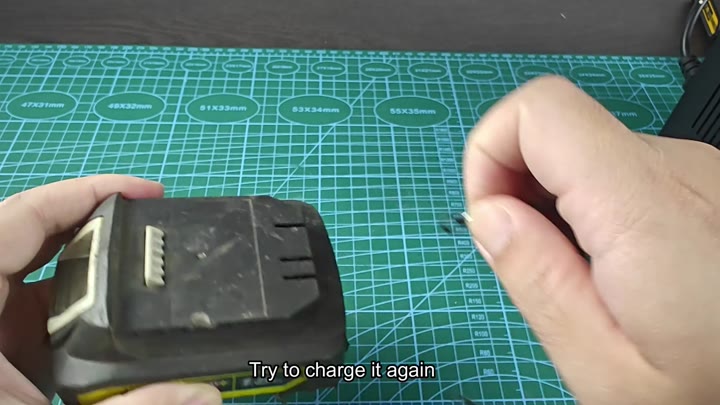 Testing the DeWALT battery after reset