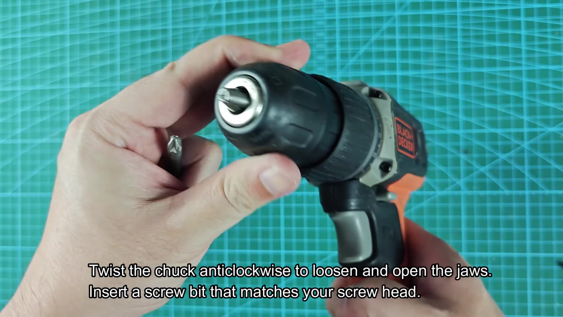Twist chuck to insert screw bit