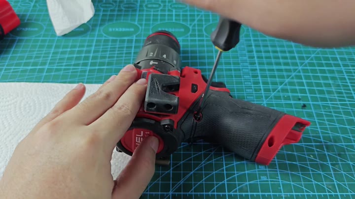 Unscrewing the M12 drill housing