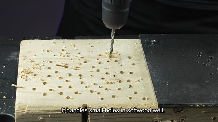 Boring holes in softwood with shavings Boring holes in softwood with shavings
