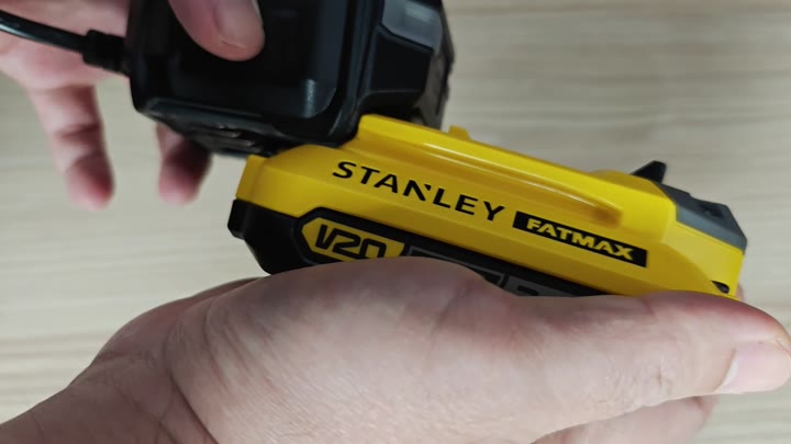 Connecting charging adapter to V20 battery