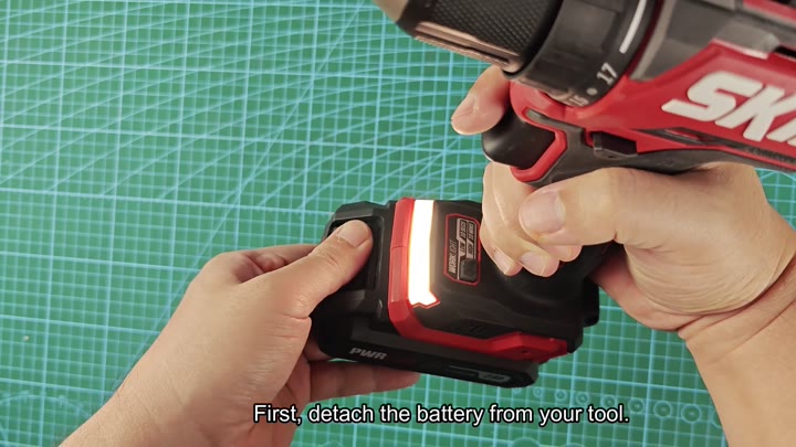 Detach battery from SKIL tool Detach battery from SKIL tool