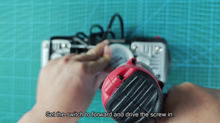 Driving screw into electronic device Driving screw into electronic device