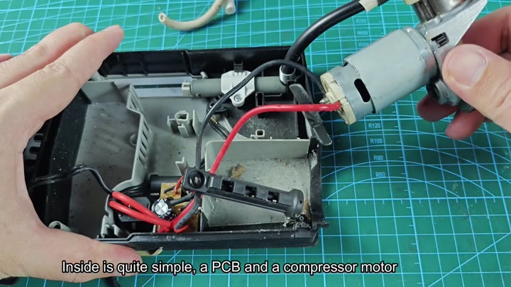 Exposed circuit board and compressor motor Exposed circuit board and compressor motor