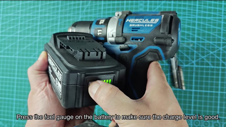 Green LEDs indicate full battery charge Green LEDs indicate full battery charge